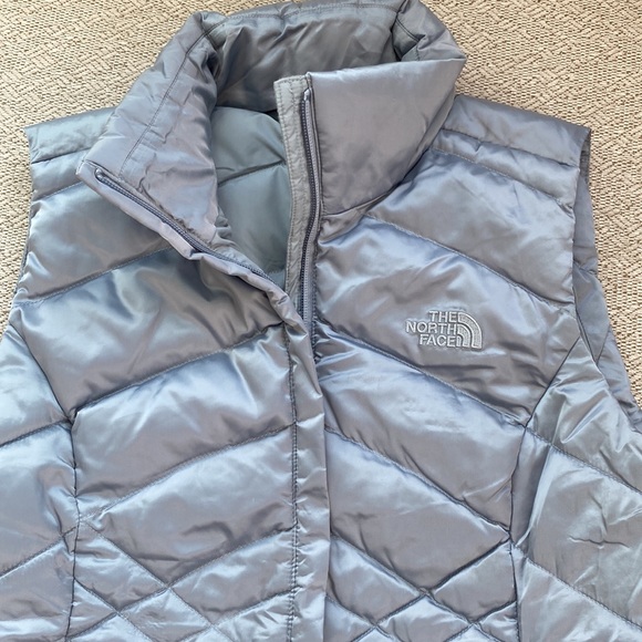 New• The North Face Puffer Vest - Picture 3 of 10